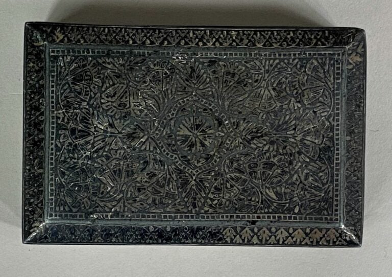 INDE - Boite rectangulaire en alliage, bidri, à décor niellé de motifs géométri…