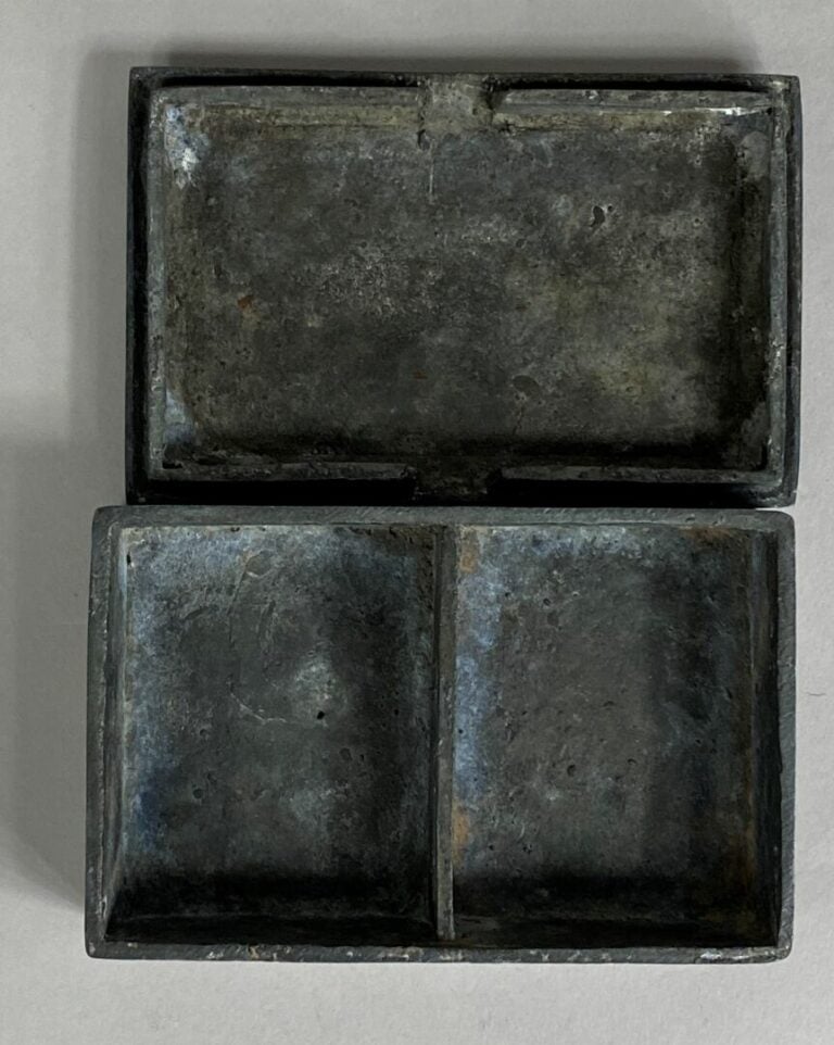 INDE - Boite rectangulaire en alliage, bidri, à décor niellé de motifs géométri…