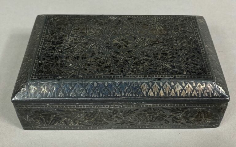 INDE - Boite rectangulaire en alliage, bidri, à décor niellé de motifs géométri…