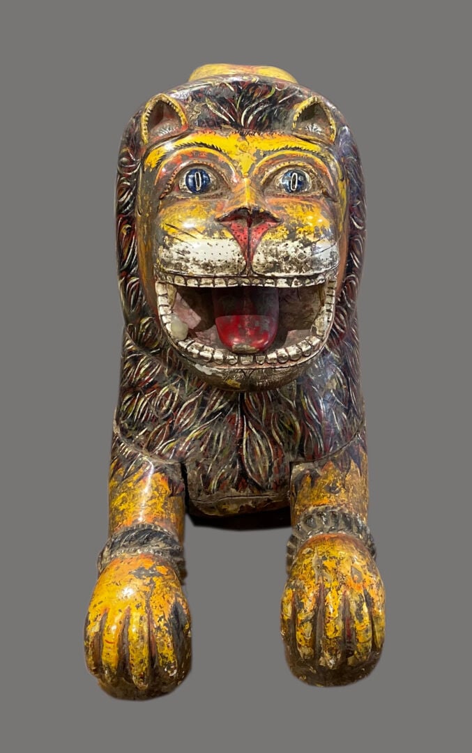 INDE - Important lion en bois sculpté et peint. Il est représenté allongé, la g…