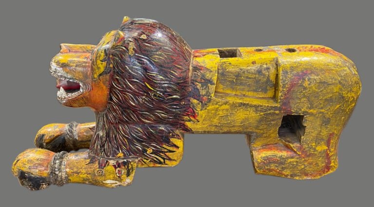 INDE - Important lion en bois sculpté et peint. Il est représenté allongé, la g…