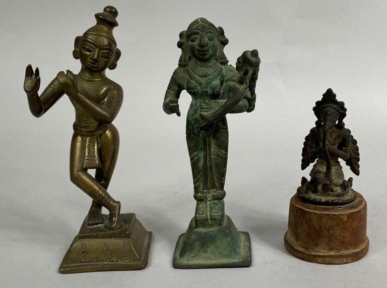 INDE - Lot de trois sculptures en bronze représentant différentes divinités. -…