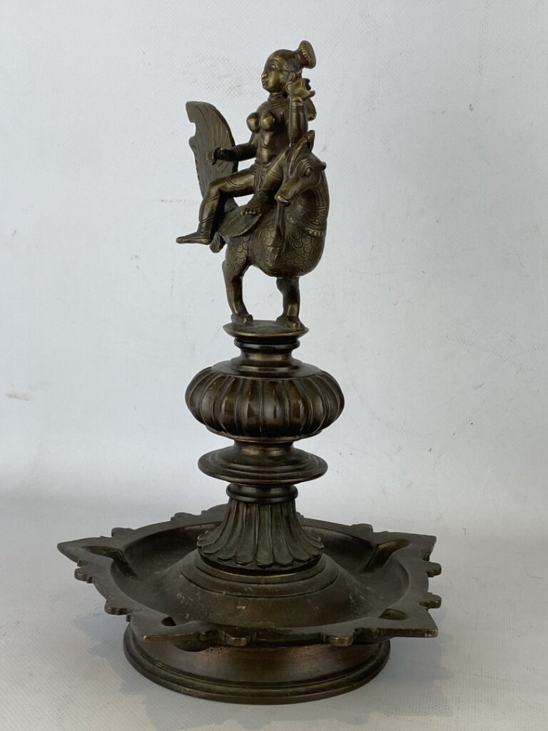 INDE, XXe siècle - Sujet en bronze à patine brune à l'effigie de Krishna - Elle…