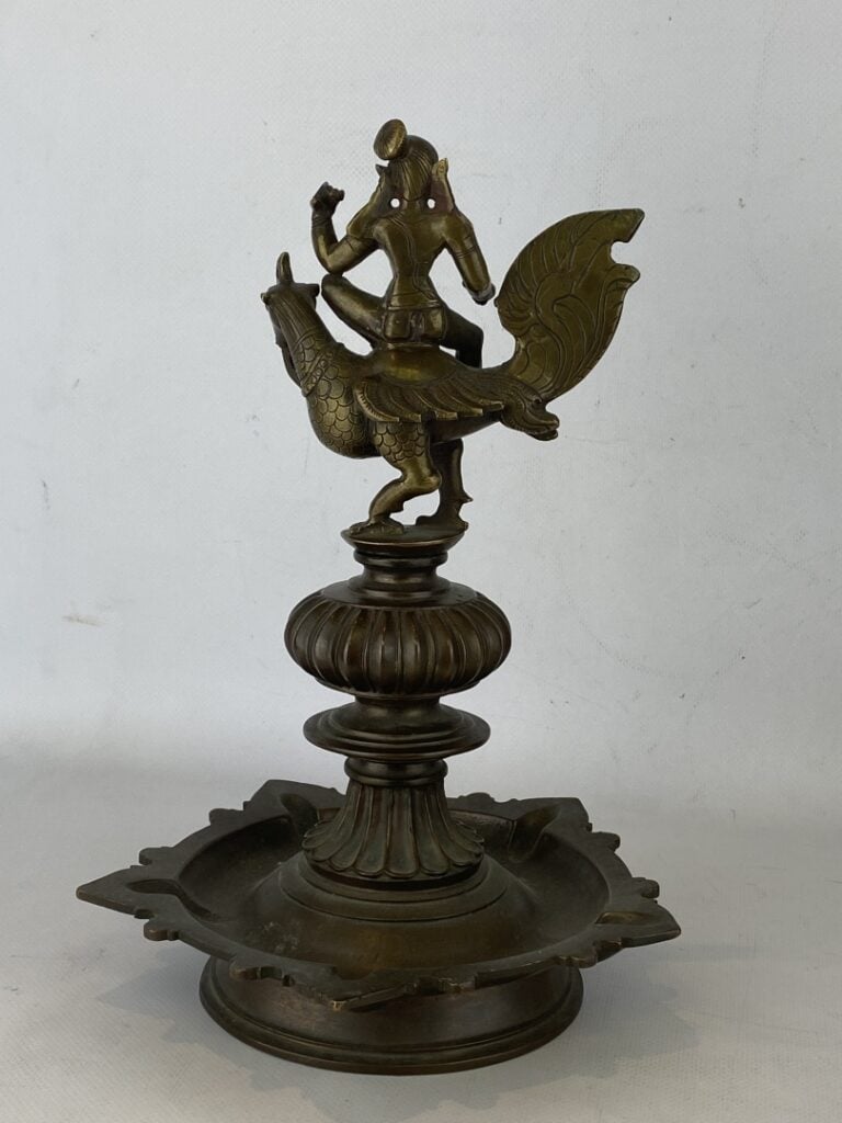 INDE, XXe siècle - Sujet en bronze à patine brune à l'effigie de Krishna - Elle…