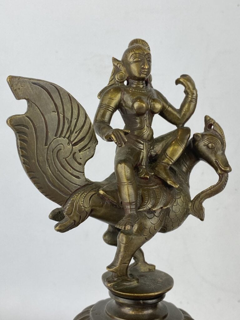 INDE, XXe siècle - Sujet en bronze à patine brune à l'effigie de Krishna - Elle…