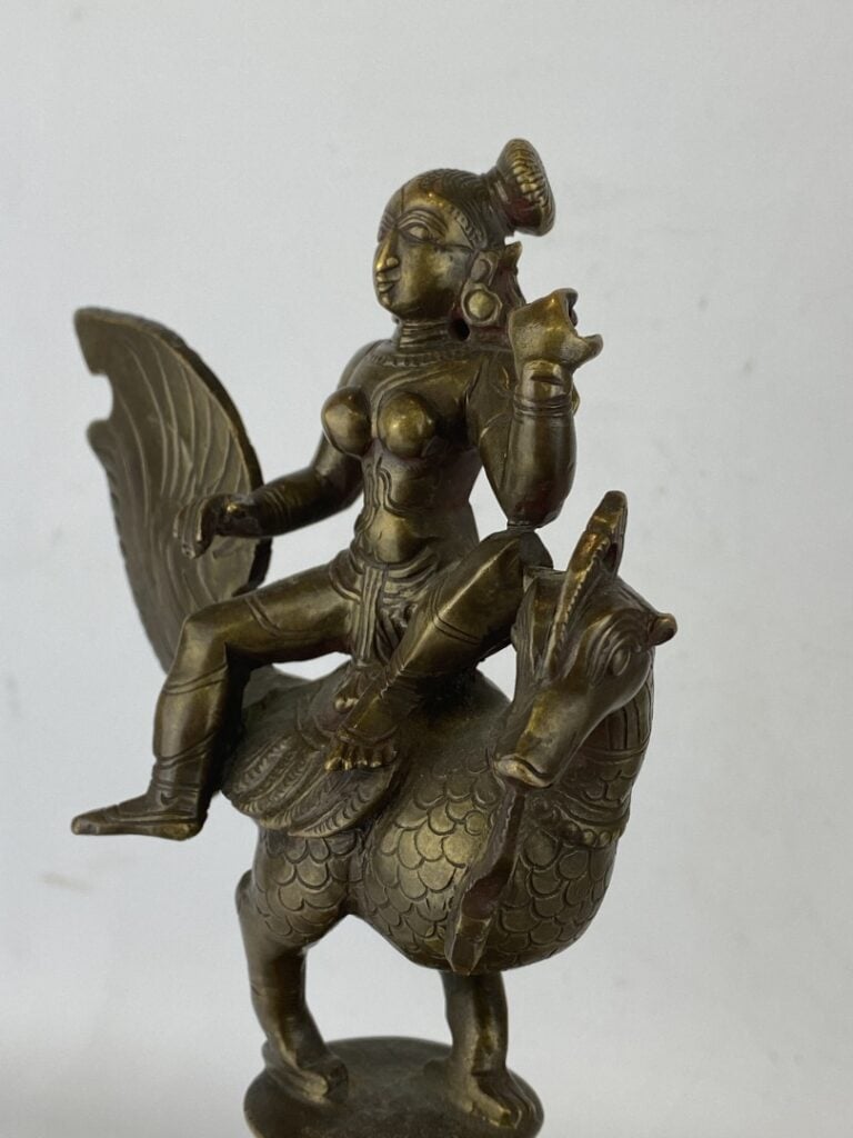 INDE, XXe siècle - Sujet en bronze à patine brune à l'effigie de Krishna - Elle…