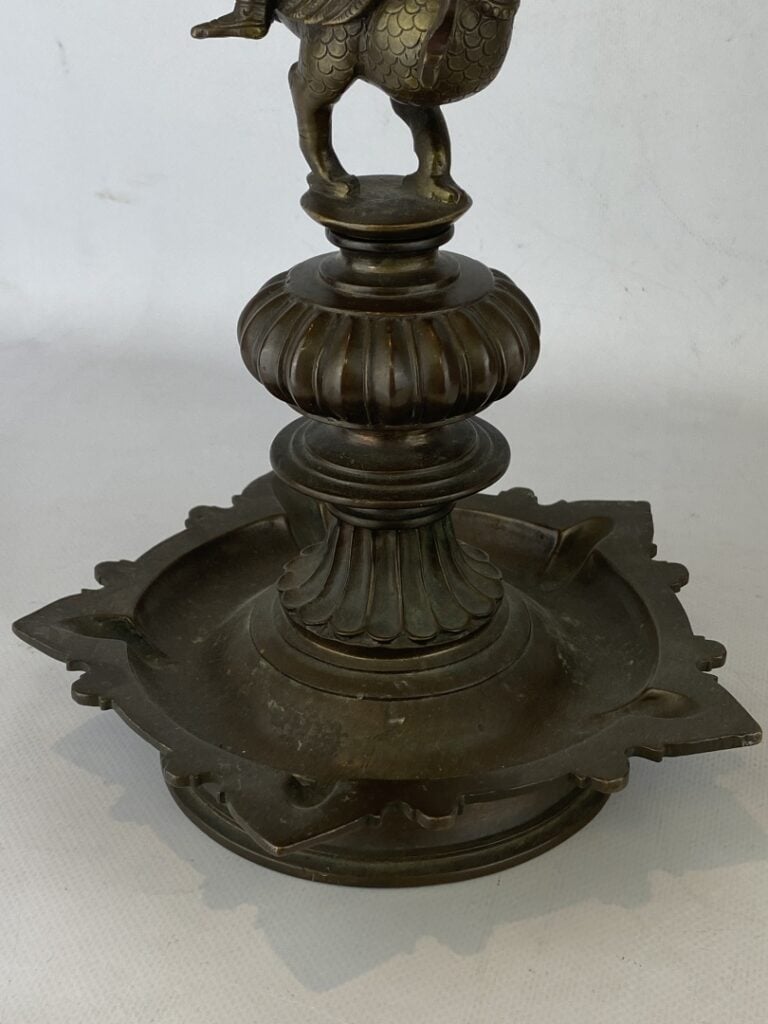 INDE, XXe siècle - Sujet en bronze à patine brune à l'effigie de Krishna - Elle…