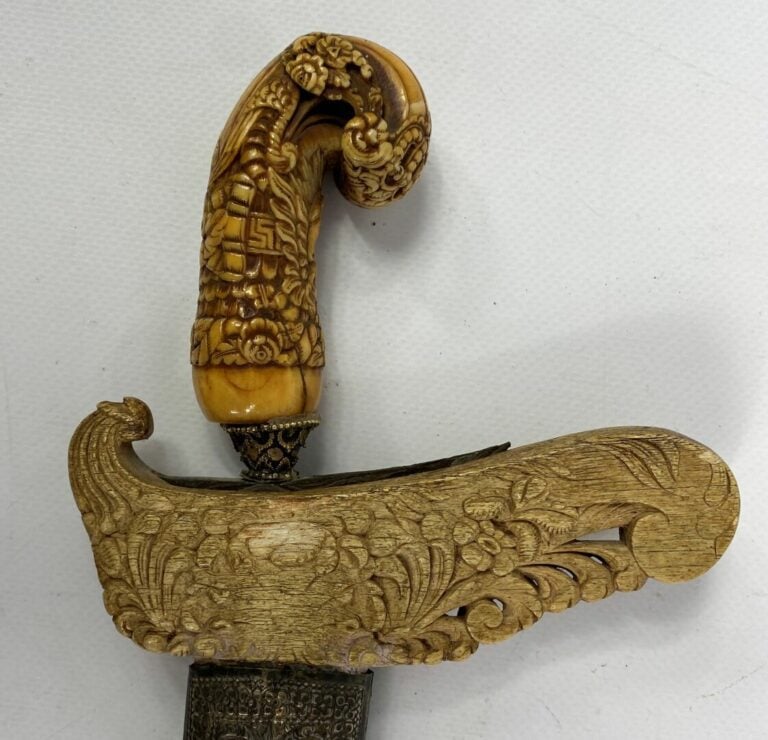 INDONESIE, Java - Kriss princier à lame ondulée, la poignée sculptée en forme d…