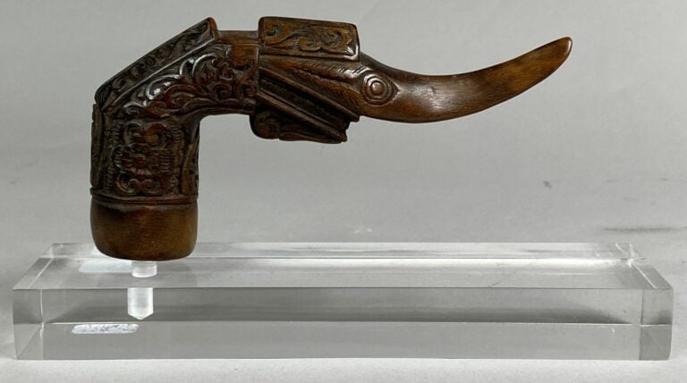INDONESIE - Manche de kriss en bois finement sculpté d'une tête d'oiseau stylis…