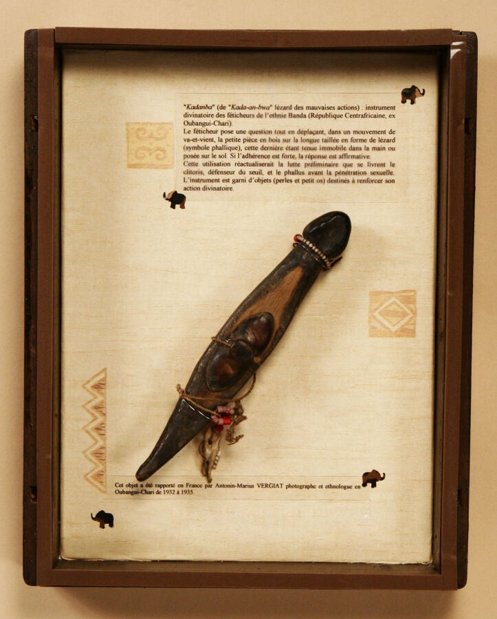 Instrument divinatoire de forme phallique avec son frottoir en bois à patine br…