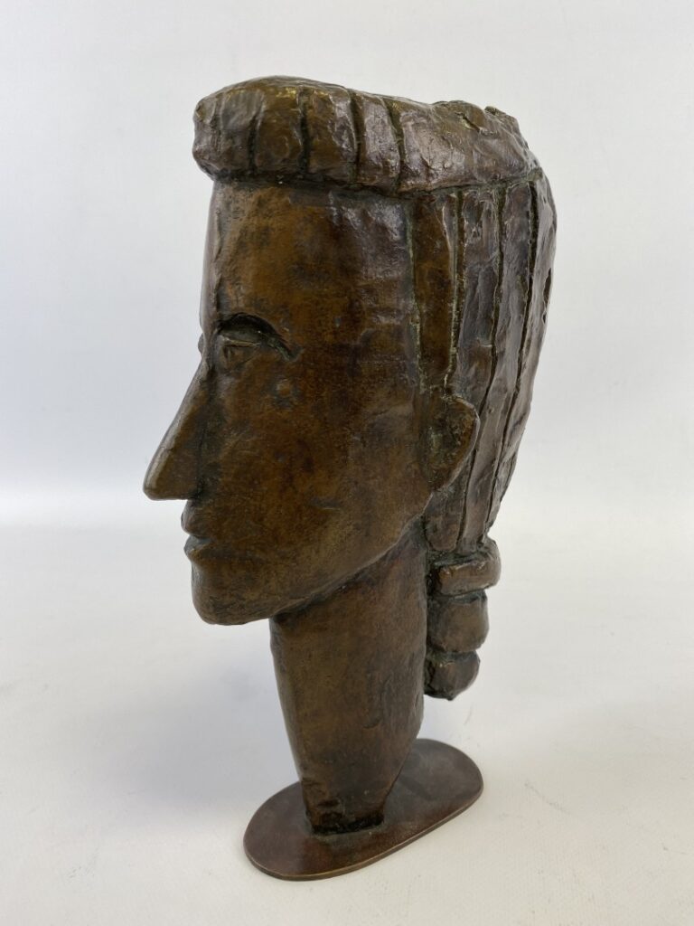Intéressante sculpture en bronze à patine brune représentant une tête de profil…