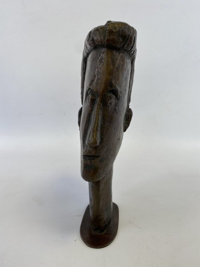 Intéressante sculpture en bronze à patine brune représentant une tête de profil…
