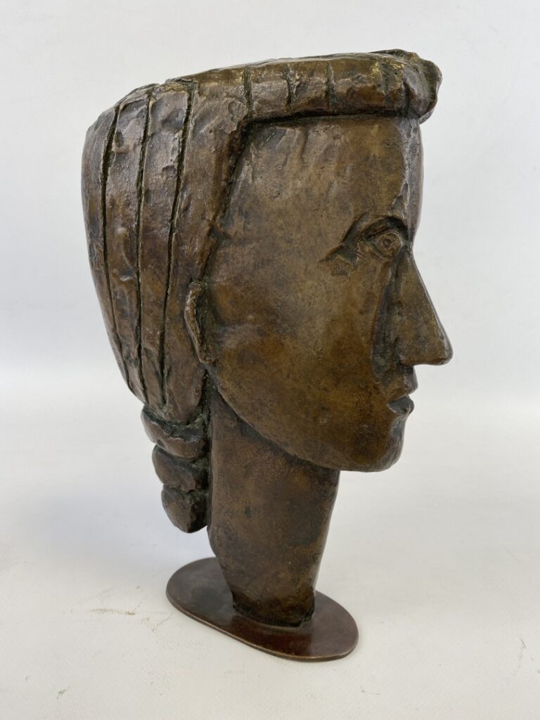 Intéressante sculpture en bronze à patine brune représentant une tête de profil…