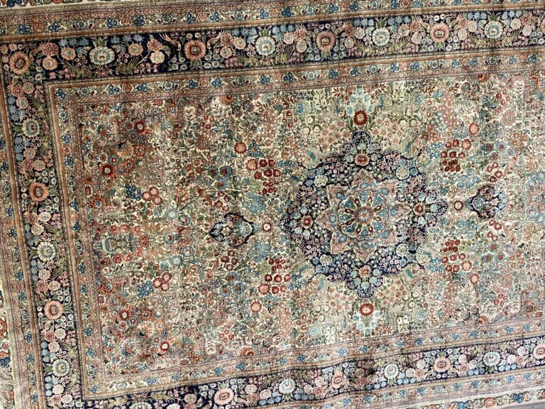 IRAN - Tapis en soie à décor de motifs stylisés - 244 x 154 cm