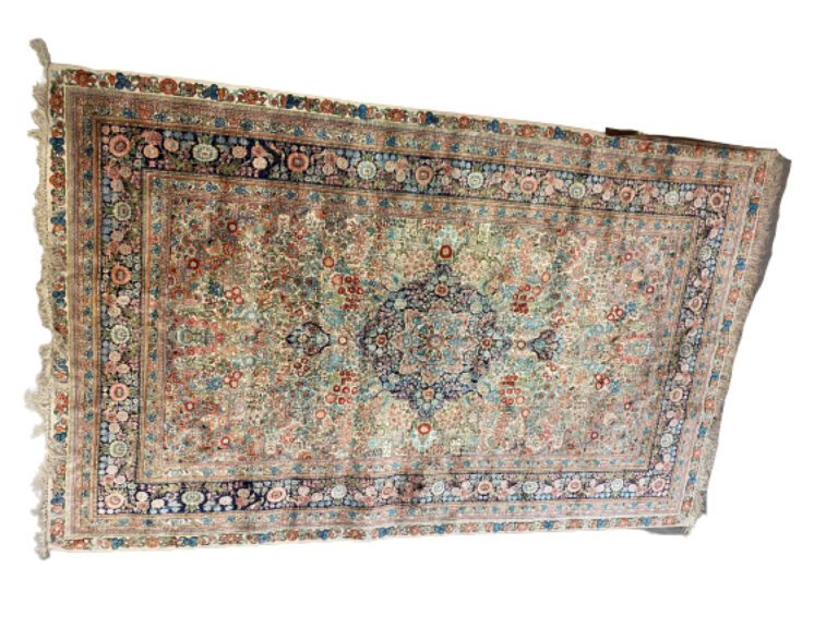 IRAN - Tapis en soie à décor de motifs stylisés - 244 x 154 cm