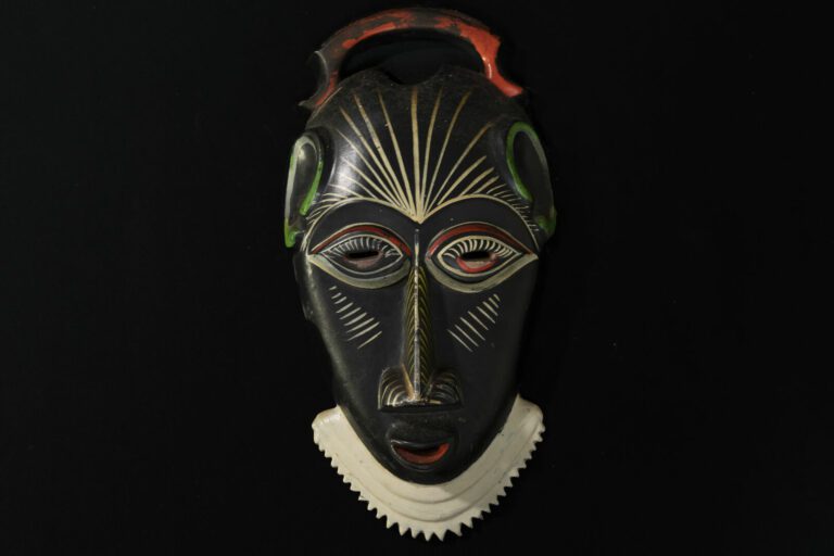 Jacques SAGAN, attribué à - Masque d'africain en terre cuite à décor peint en p…