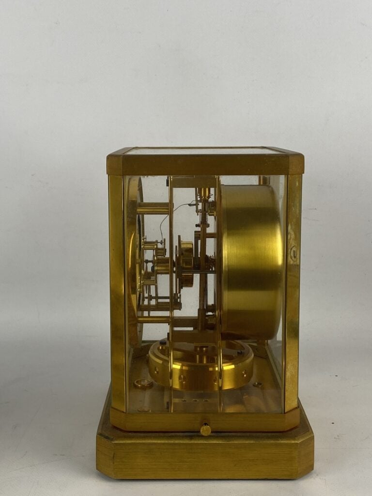 JAEGER LECOULTRE, Atmos - Pendule cage en laiton doré et verre, à pans coupés -…
