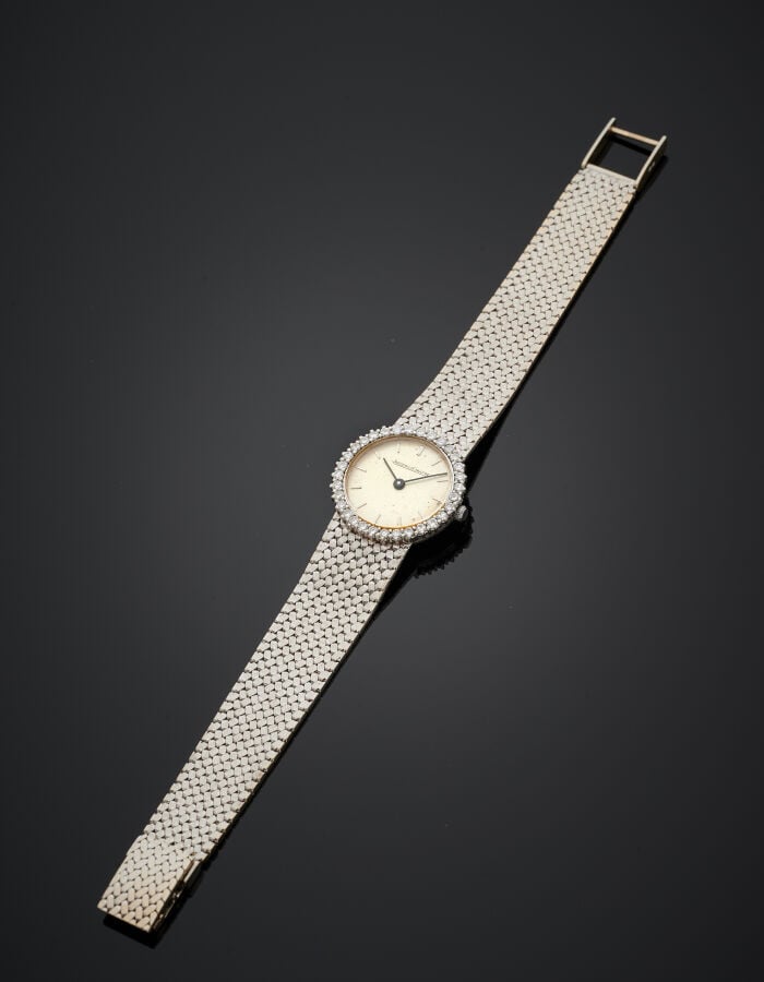 JAEGER LECOULTRE - BRACELET MONTRE ronde de dame, en or gris (750‰). Lunette se…
