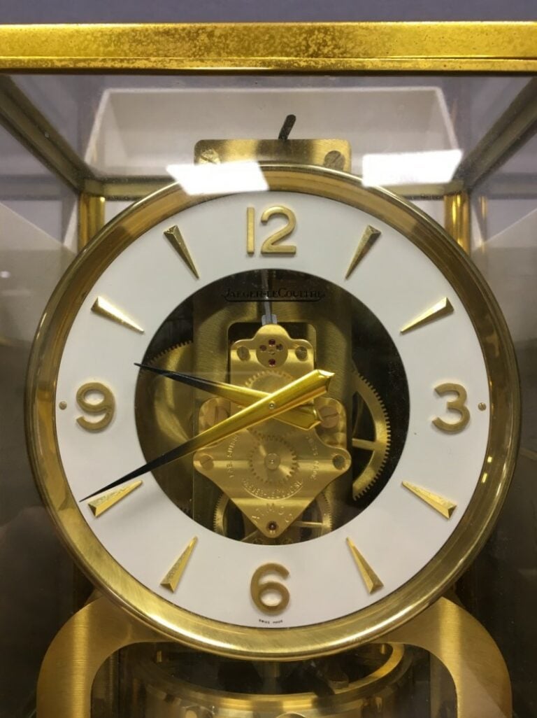 JAEGER-LECOULTRE. - Pendule Atmos en métal doré, avec sa boite en carton.