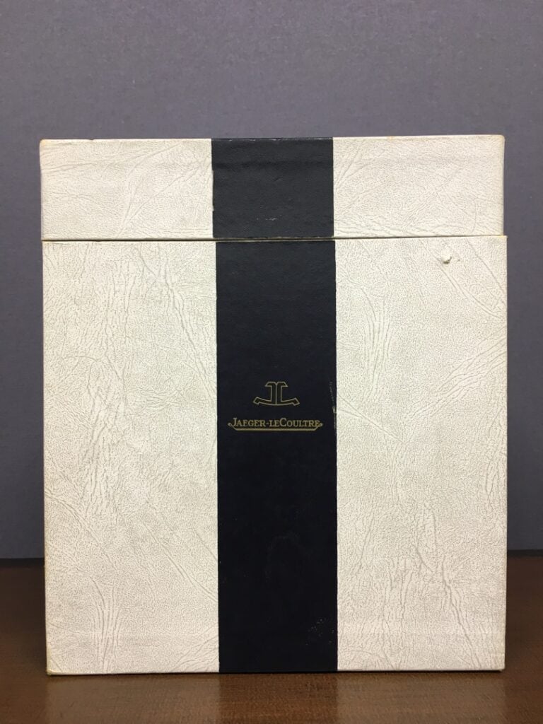 JAEGER-LECOULTRE. - Pendule Atmos en métal doré, avec sa boite en carton.