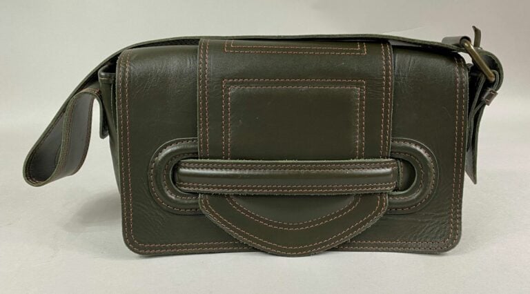 Jamin PUECH Paris - Sac en cuir marron à surpiqûres orange, fermeture par rabat…