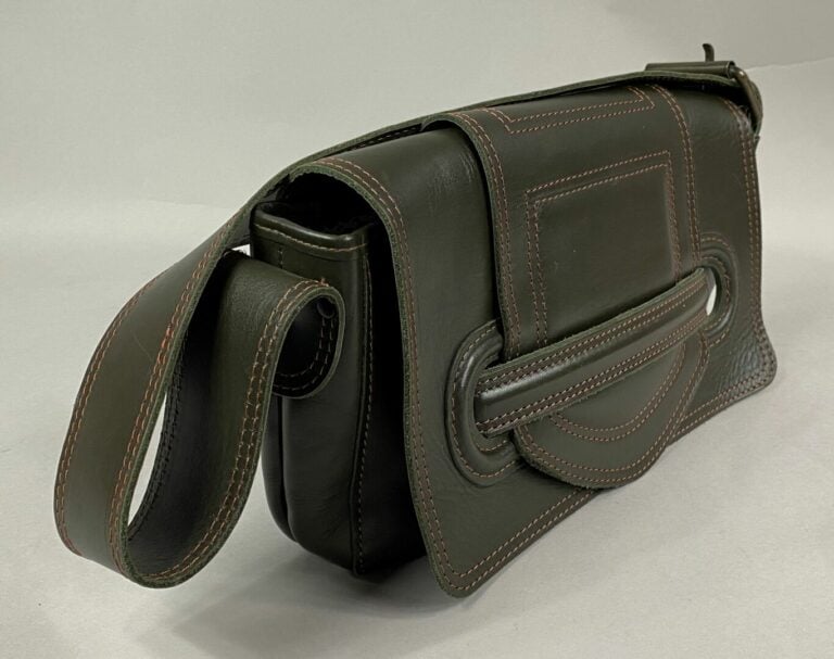 Jamin PUECH Paris - Sac en cuir marron à surpiqûres orange, fermeture par rabat…
