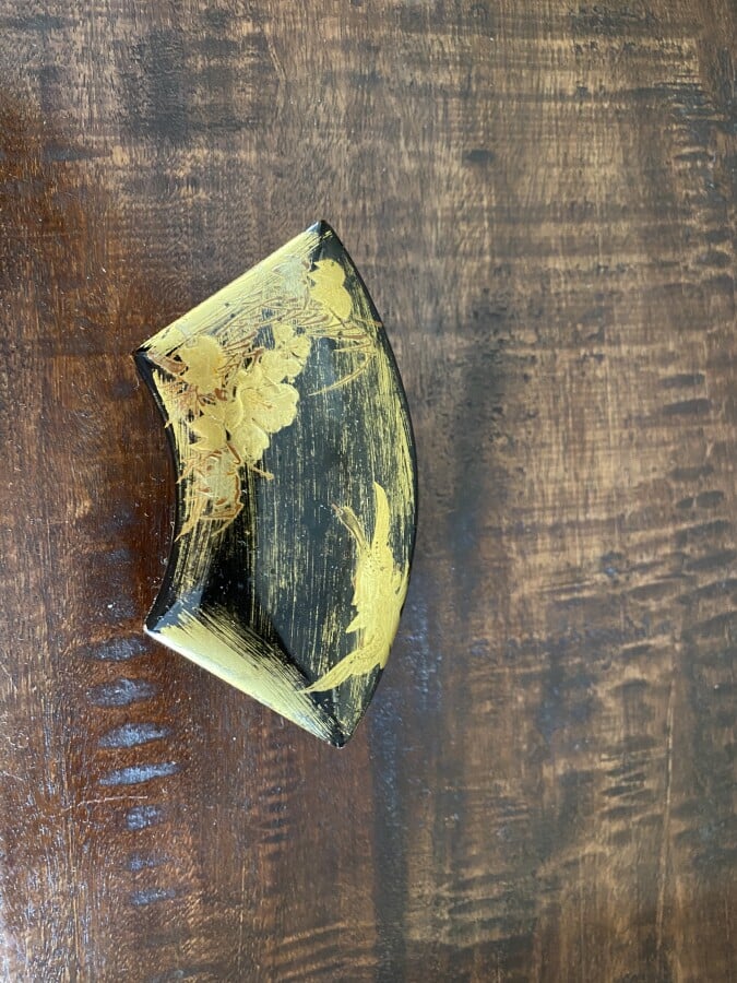 JAPON. Boîte de forme éventail en laque dorée sur fond noir à motif de grue en…