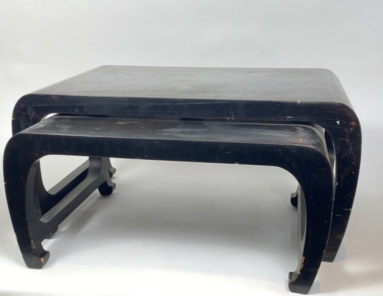 JAPON. Deux tables gigognes en bois laqué noir à décor de plumes - 31 x 64 x 42…