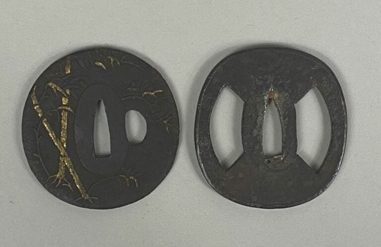JAPON - Ensemble de deux tsuba en fer à décor doré de bambou pour l'un - D (pou…