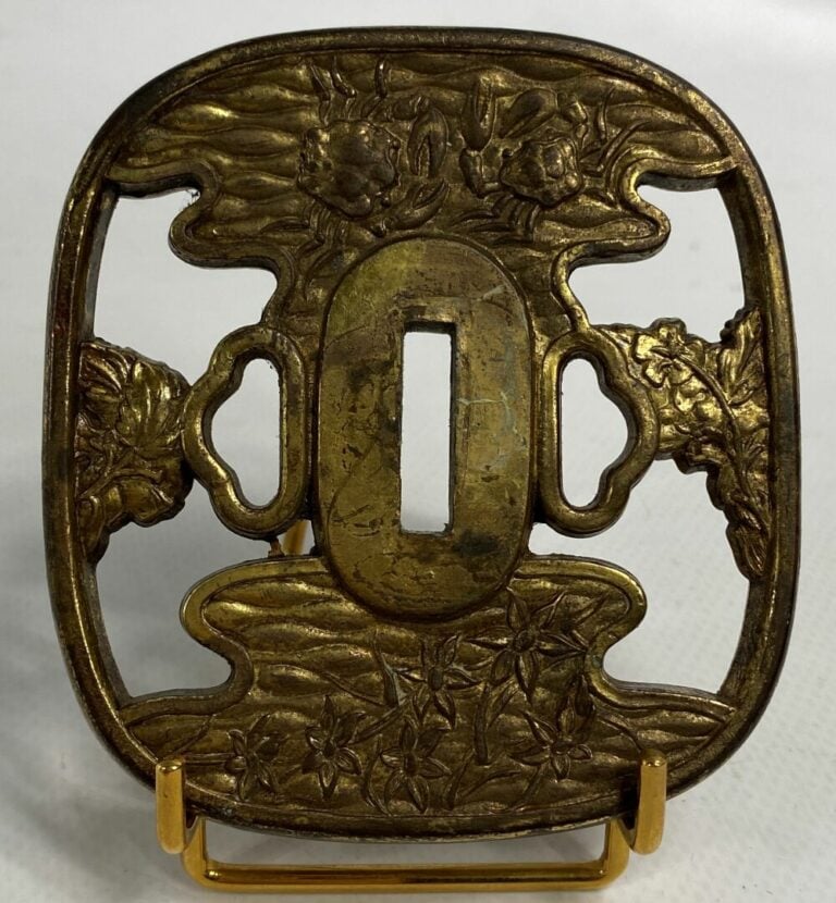 JAPON - Grand tsuba en bronze doré ajouré à décor de crabes et de fleurs - 8,5…
