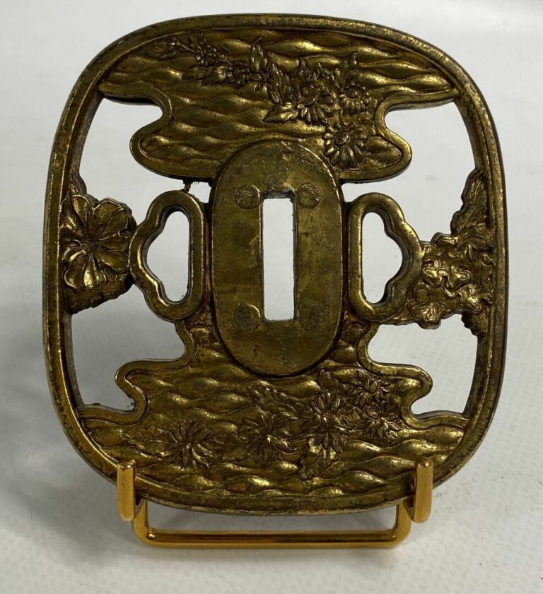 JAPON - Grand tsuba en bronze doré ajouré à décor de crabes et de fleurs - 8,5…