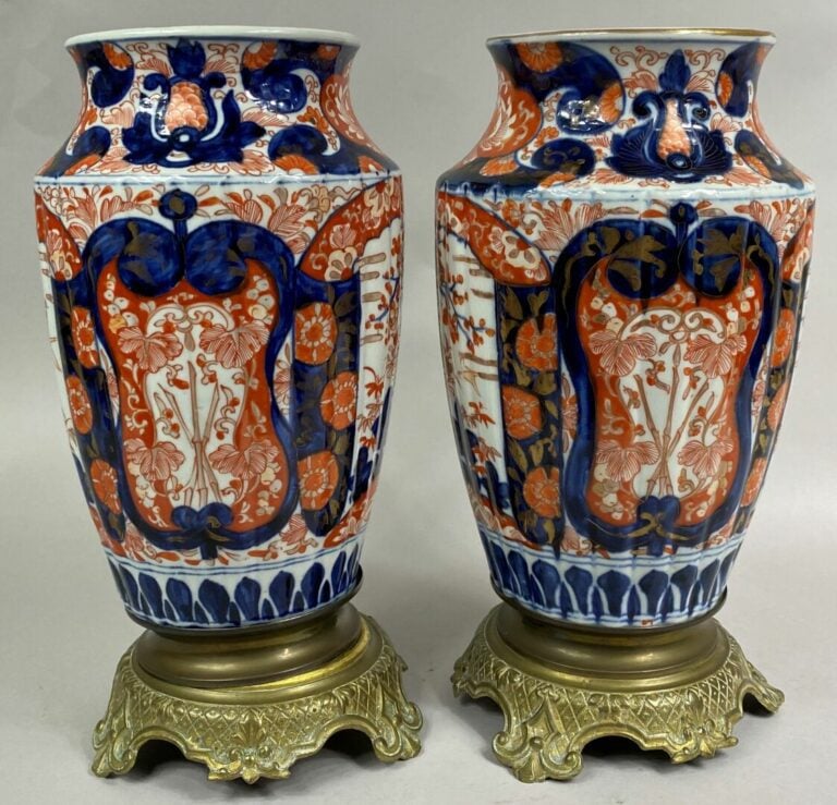 JAPON, IMARI, XXe siècle - Paire de vases godronnés en porcelaine Imari, à déco…