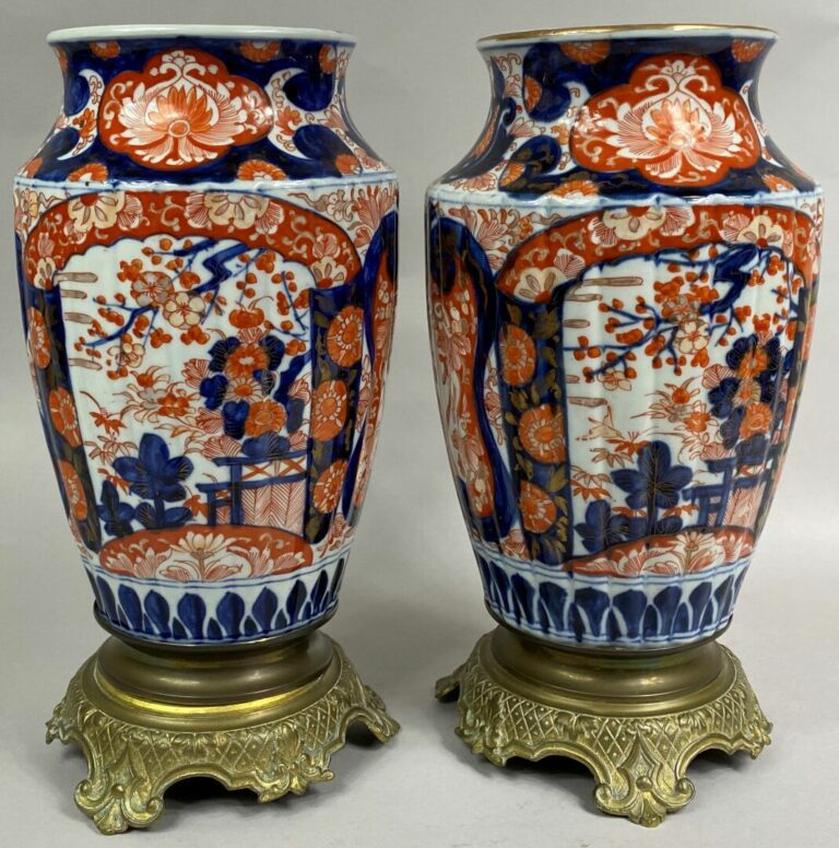 JAPON, IMARI, XXe siècle - Paire de vases godronnés en porcelaine Imari, à déco…