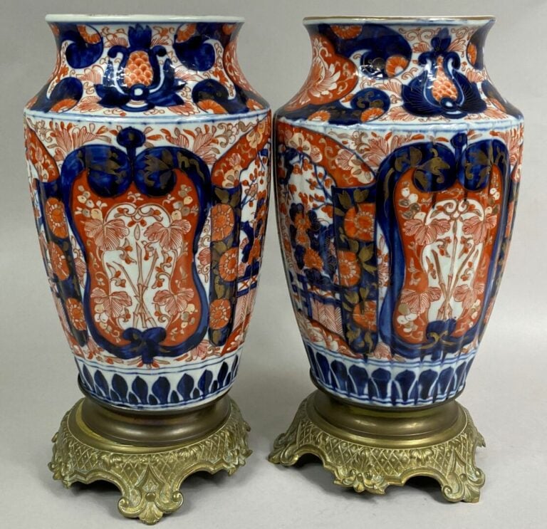 JAPON, IMARI, XXe siècle - Paire de vases godronnés en porcelaine Imari, à déco…