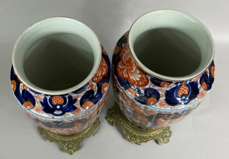 JAPON, IMARI, XXe siècle - Paire de vases godronnés en porcelaine Imari, à déco…