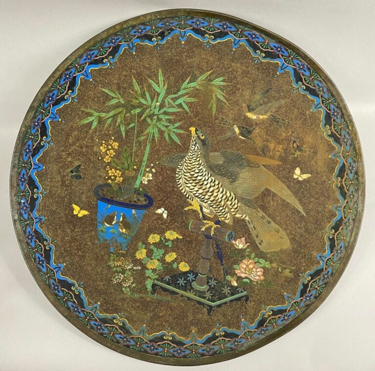 JAPON - Important plat en émaux cloisonnés à décor d'aigle sur un perchoir et v…