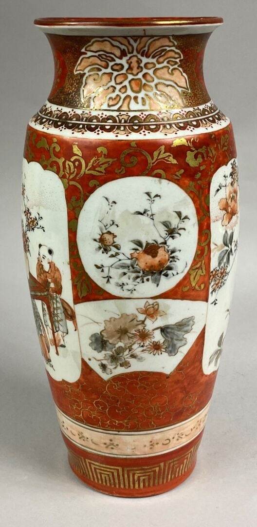 JAPON, KUTANI - Vase balustre en porcelaine Kutani à décor d'une jeune femme et…