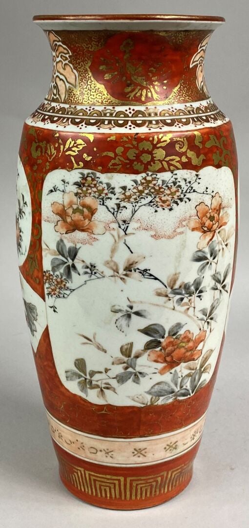 JAPON, KUTANI - Vase balustre en porcelaine Kutani à décor d'une jeune femme et…