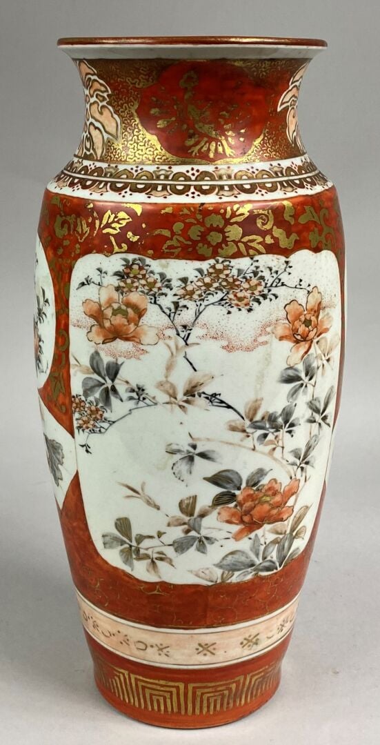 JAPON, KUTANI - Vase balustre en porcelaine Kutani à décor d'une jeune femme et…