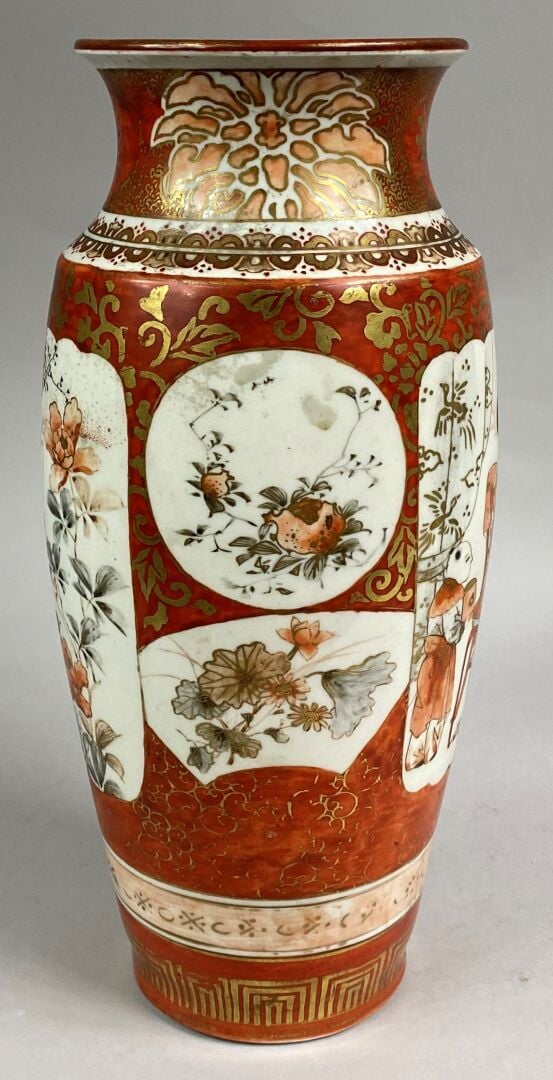 JAPON, KUTANI - Vase balustre en porcelaine Kutani à décor d'une jeune femme et…