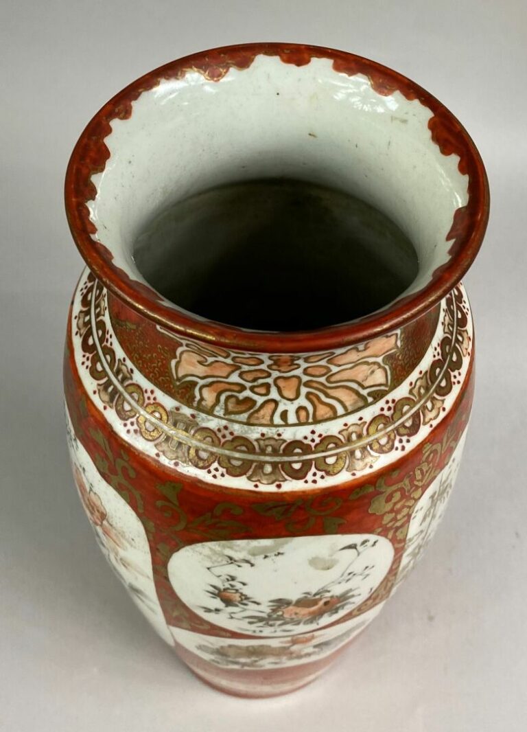 JAPON, KUTANI - Vase balustre en porcelaine Kutani à décor d'une jeune femme et…