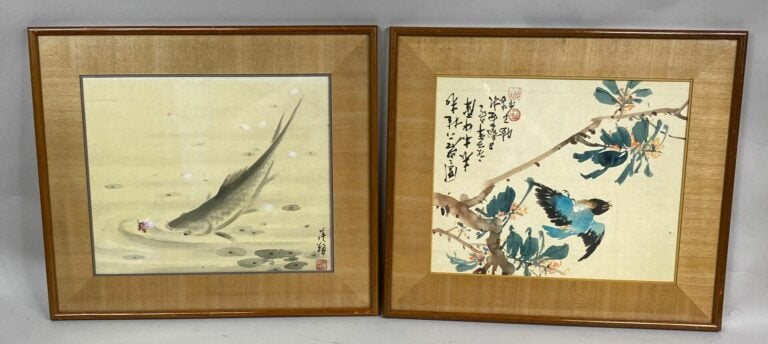 JAPON - Lot de deux peintures sur tissus à décor de poissons et oiseaux branché…