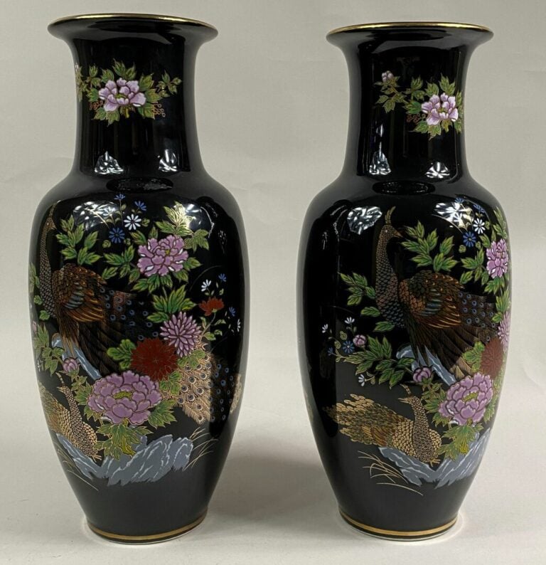 JAPON, Moderne - Paire de vases balustres, dans le goût Kutani, sur fond noir à…