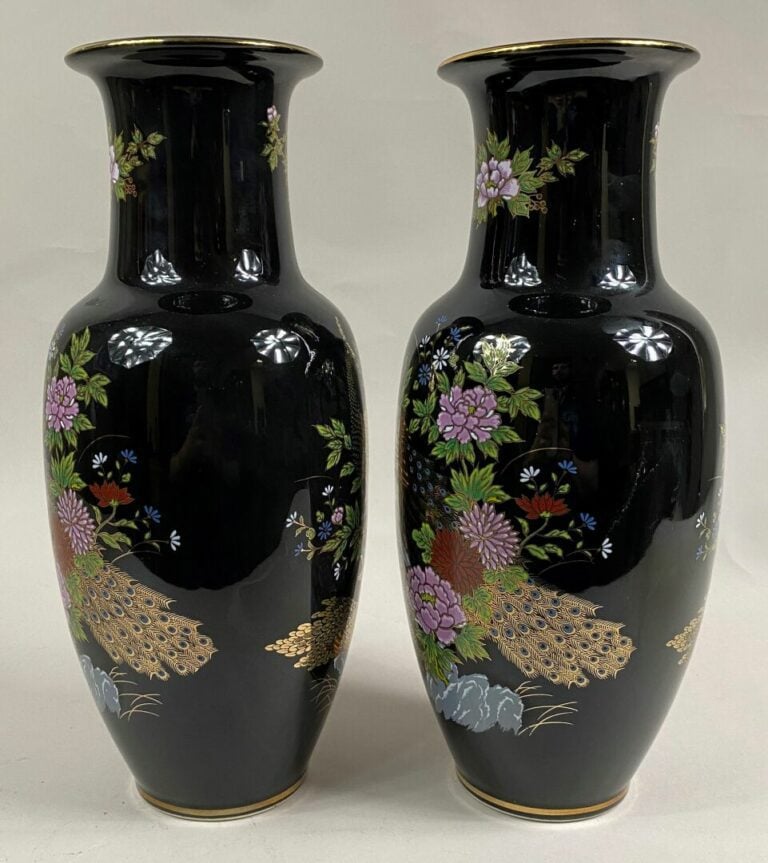 JAPON, Moderne - Paire de vases balustres, dans le goût Kutani, sur fond noir à…