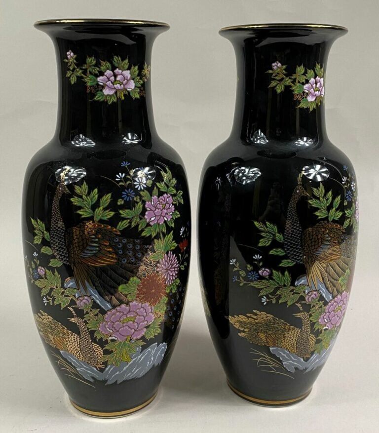 JAPON, Moderne - Paire de vases balustres, dans le goût Kutani, sur fond noir à…