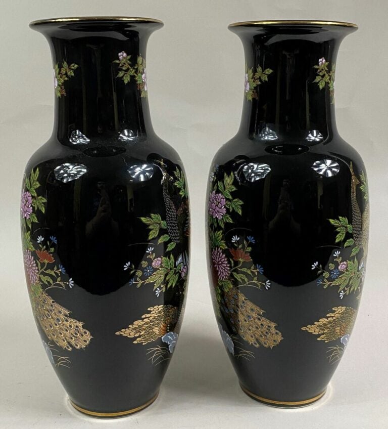 JAPON, Moderne - Paire de vases balustres, dans le goût Kutani, sur fond noir à…