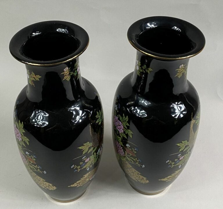 JAPON, Moderne - Paire de vases balustres, dans le goût Kutani, sur fond noir à…