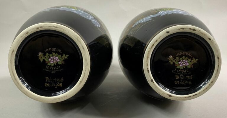 JAPON, Moderne - Paire de vases balustres, dans le goût Kutani, sur fond noir à…