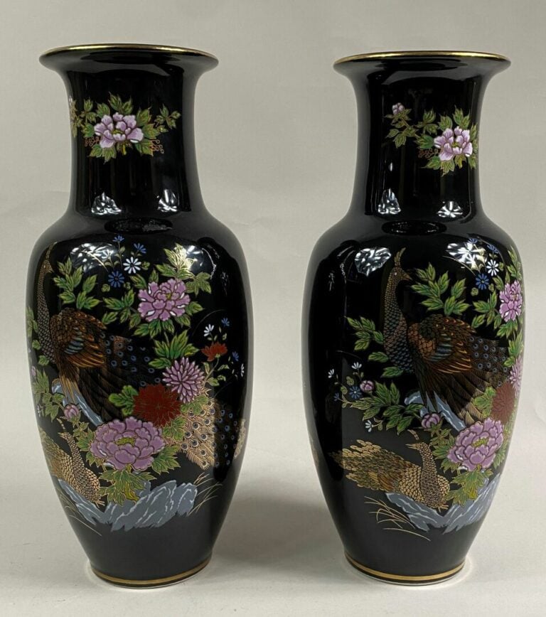 JAPON, Moderne - Paire de vases balustres, dans le goût Kutani, sur fond noir à…