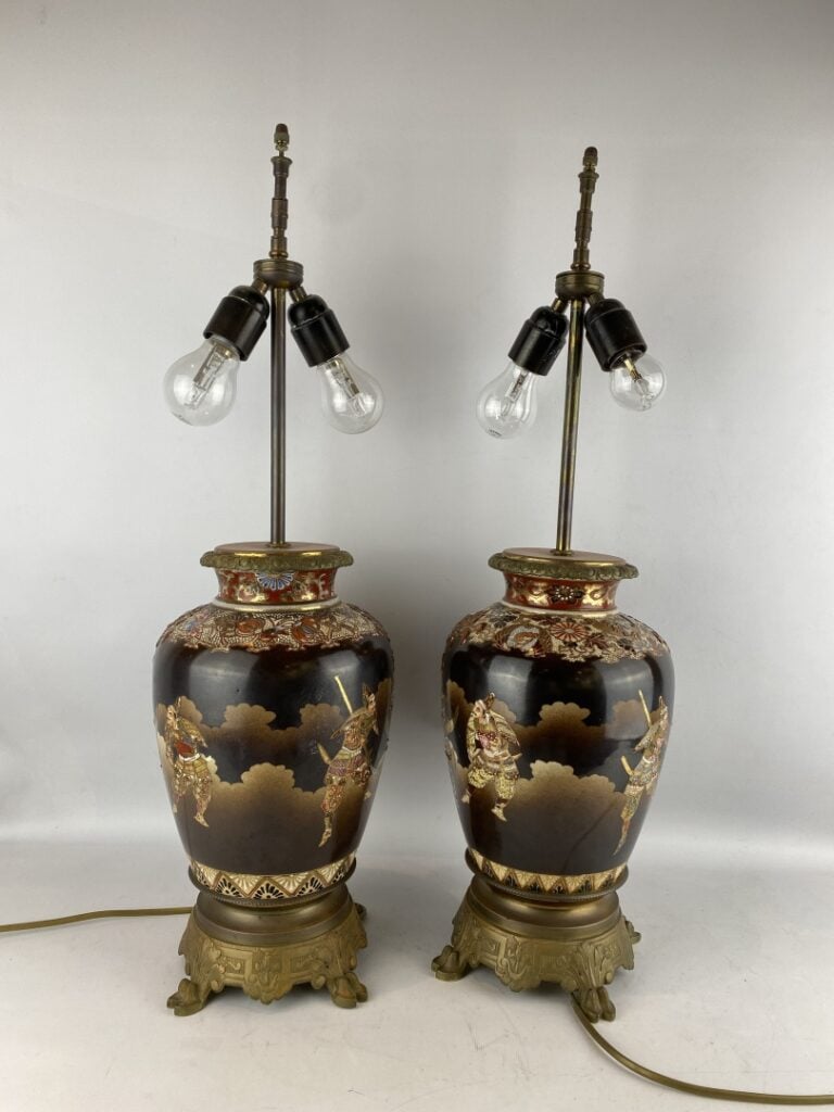 JAPON - Paire de vases balustres en céramique, Satsuma - A décor de samouraï -…